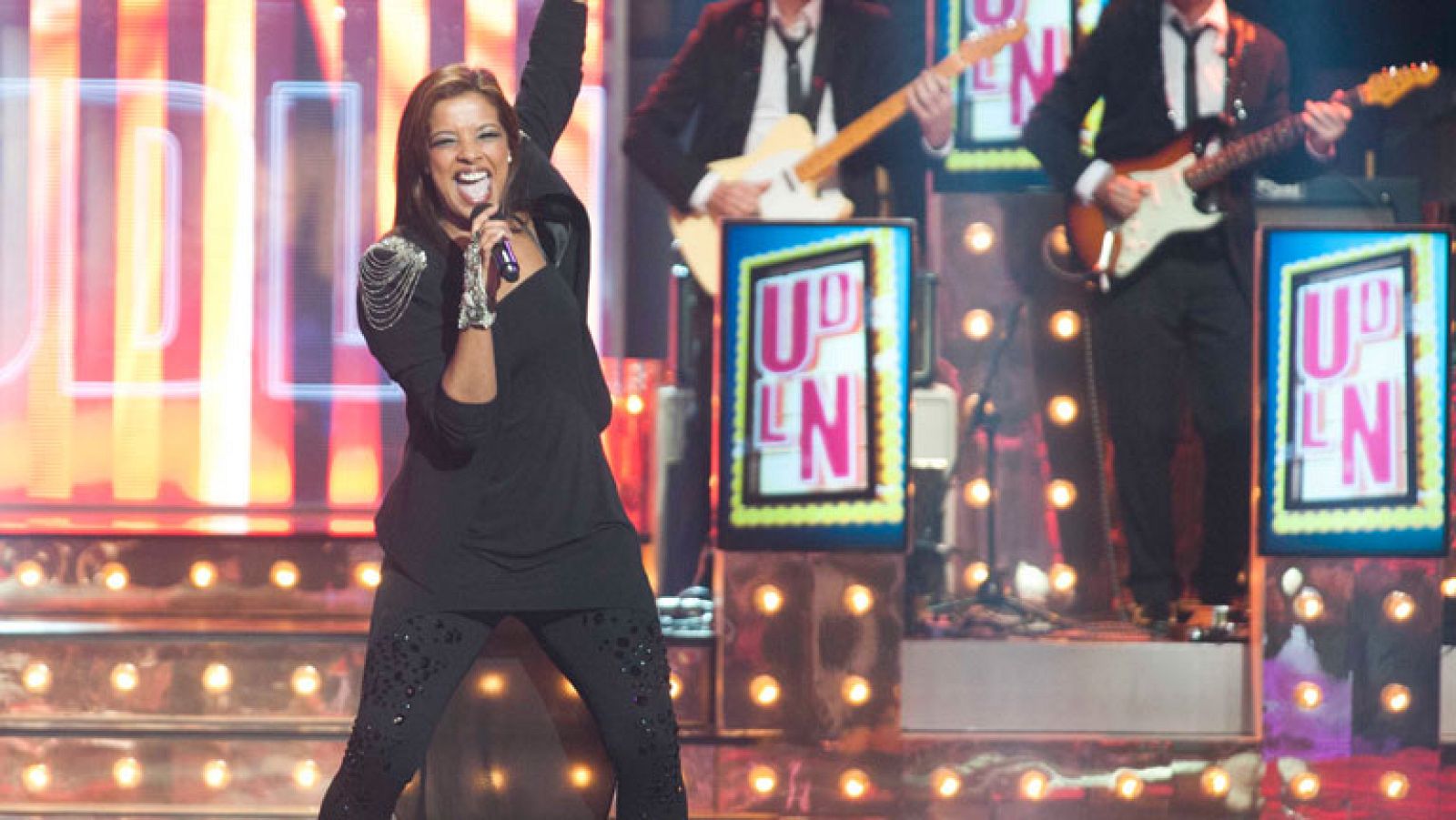 Uno de Los Nuestros - Dácil canta "Loca"