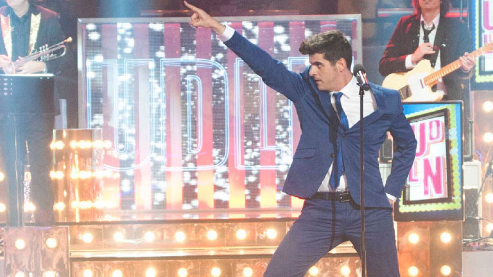 Uno de Los Nuestros - Edu Cayuela canta "Locked out of heaven"