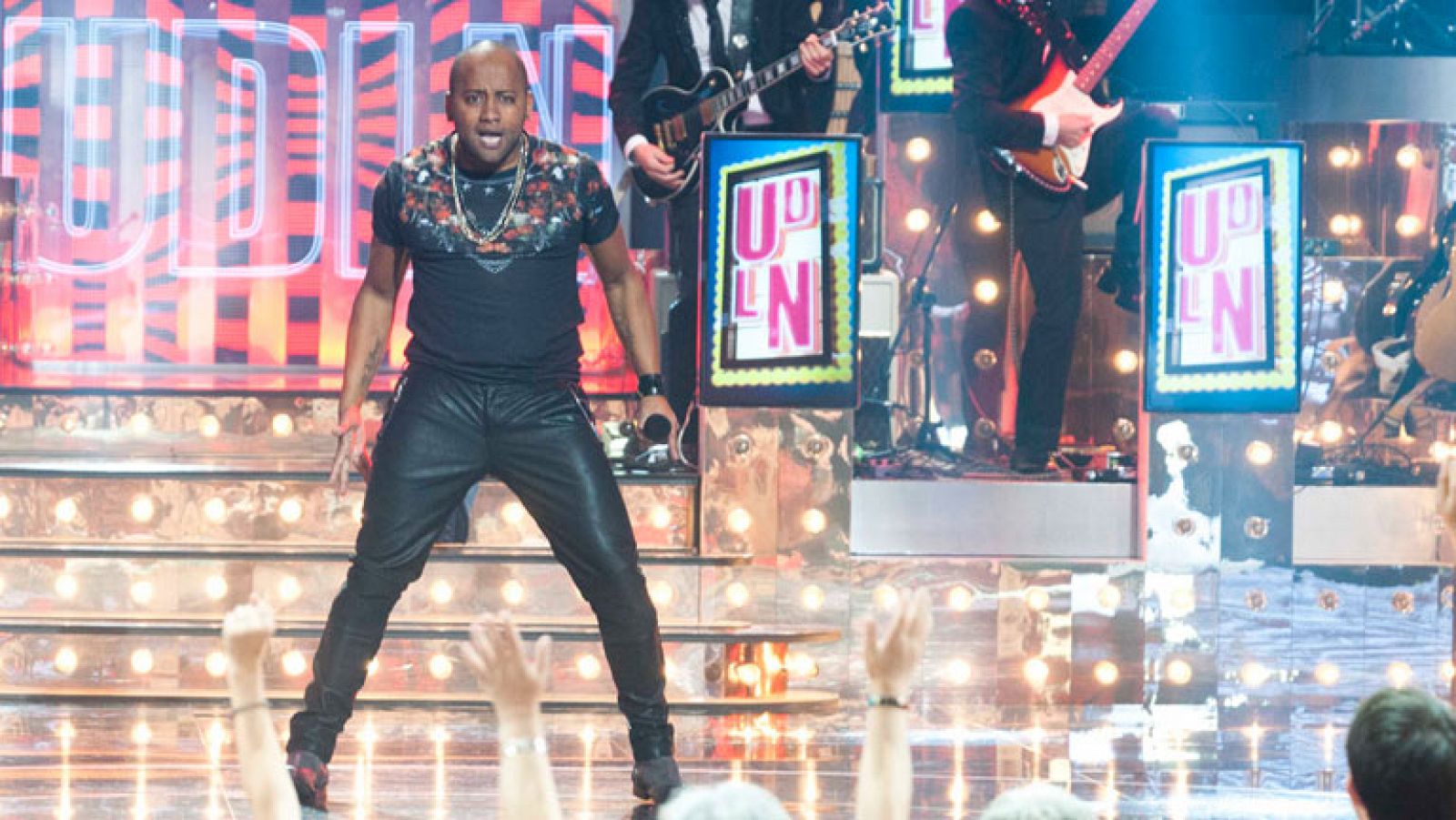 Uno de Los Nuestros - Frederlyn canta "Chiquilla"