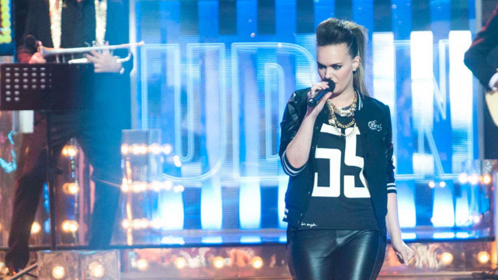 Uno de Los Nuestros - Eli Guillén canta "It's Raining Men"