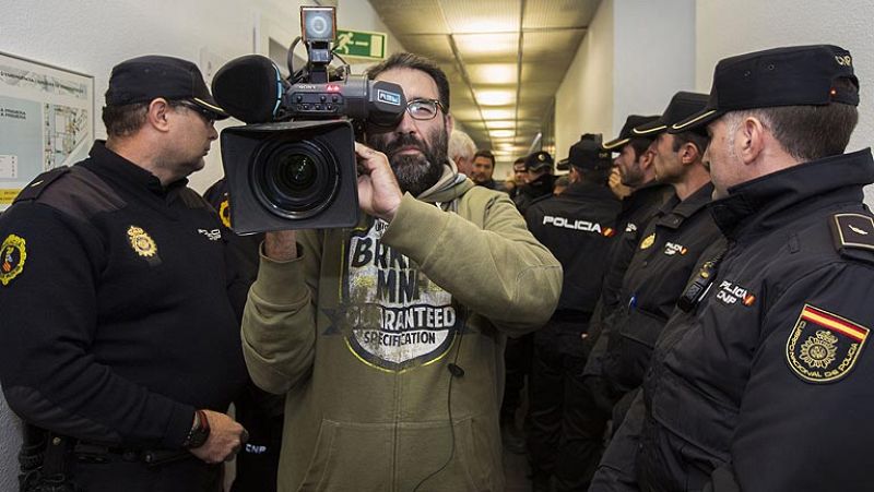 La televisión autonómica valenciana deja de ermitir a las 12,19 horas tras el desalojo de sus trabajadores 