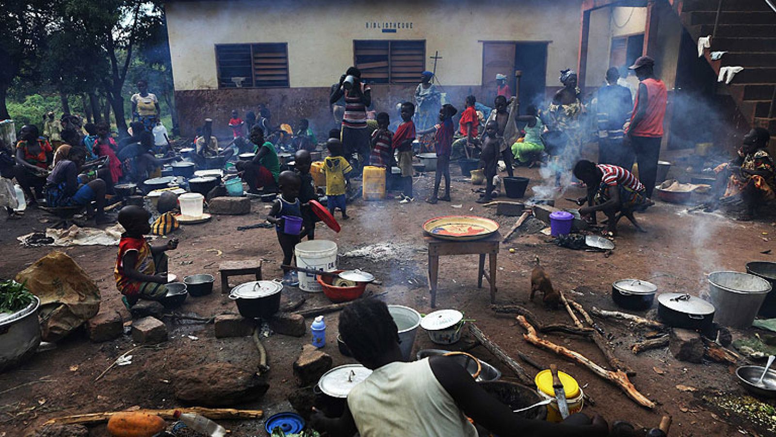 Telediario 1: Los combates sectarios en República Centroafricana dejan más de 400 mil desplazados  | RTVE Play