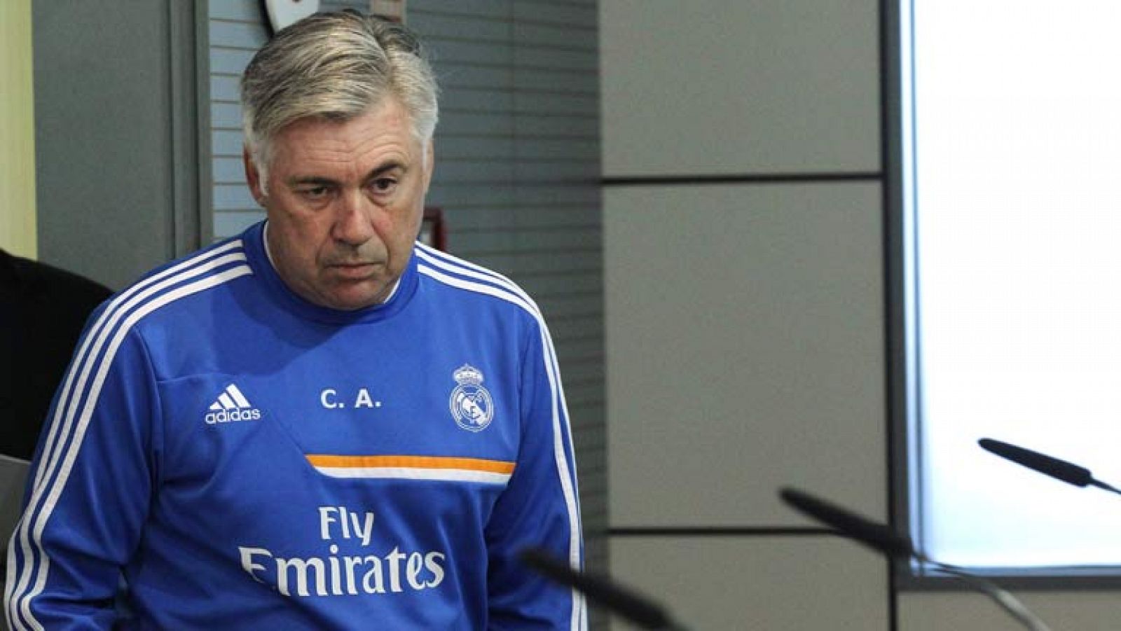 El técnico del Real Madrid, Carlo Ancelotti, ha negado la posible salida de Sergio Ramos del club blanco y ha confirmado que Cristiano Ronaldo no jugará este sábado frente al Valladolid para no correr riesgos. 