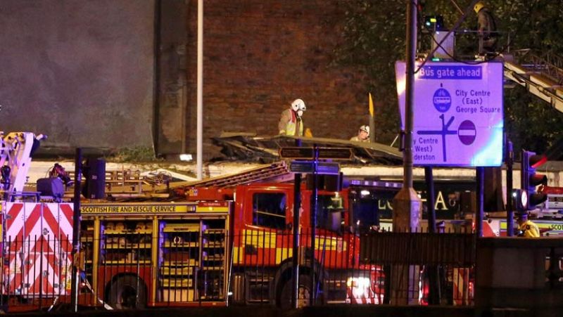 Un helicóptero de la Policía se estrella contra el tejado de un bar en Glasgow