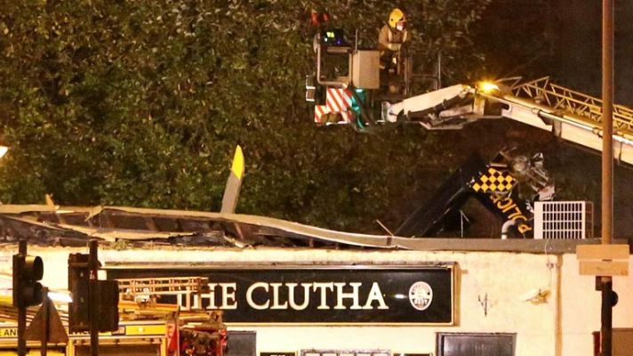 Un helicóptero de la policía con tres personas a bordo cae sobre el techo de un bar en Glasgow