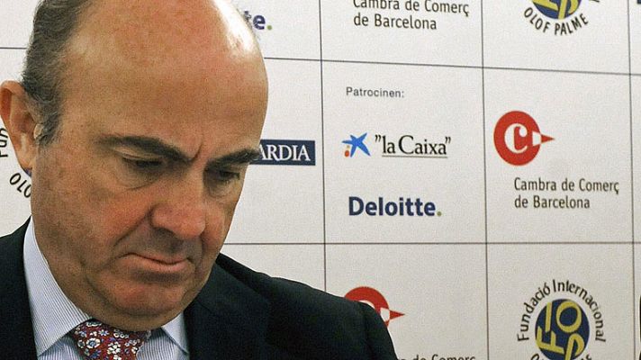 De Guindos defiende que el Gobierno busca que la reforma eléctrica no impacte en el déficit