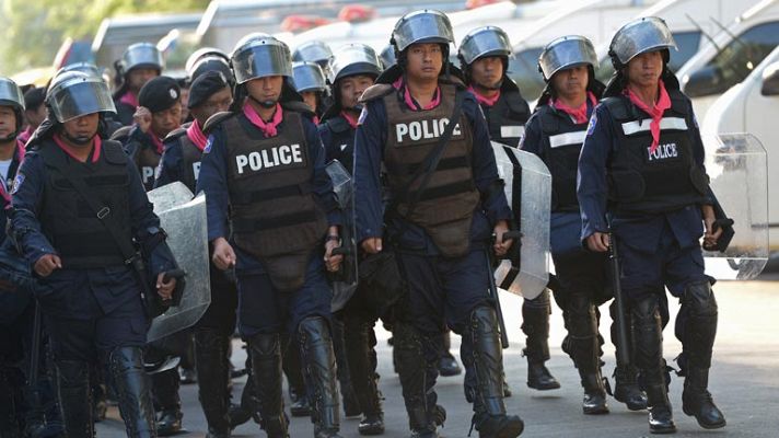 Informativo 24h - La primera ministra tailandesa sale escoltada de la sede del Gobierno ante el asedio opositor