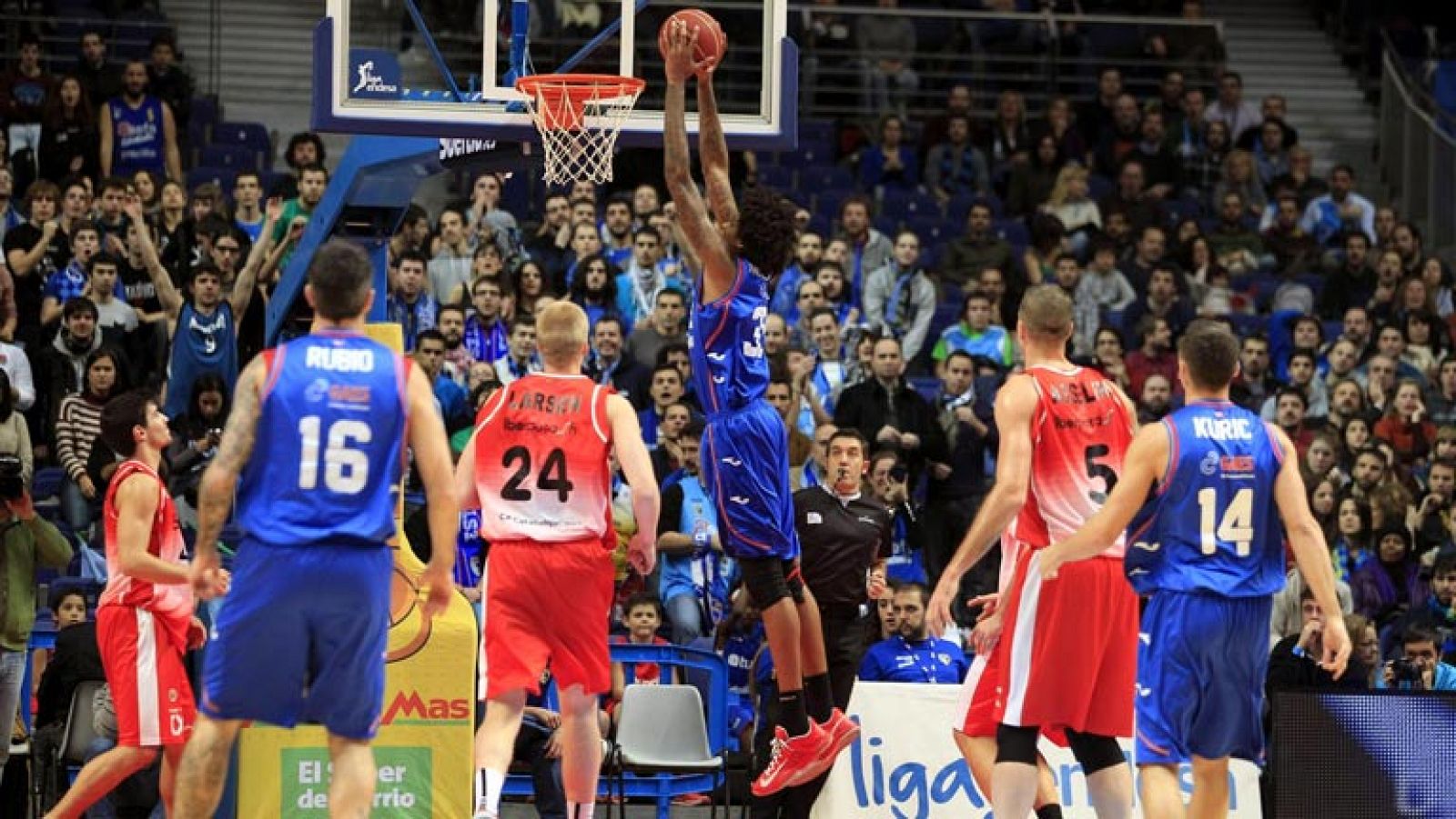 Una canasta de un extraordinario Jaime Fernández a cinco décimas para el final y tras dos prórrogas en el clásico partido enloquecido de los colegiales, dio el segundo triunfo (104-103) de la temporada al Tuenti Estudiantes ante la Bruixa D'Or Manresa, que tuvo el encuentro en sus manos.