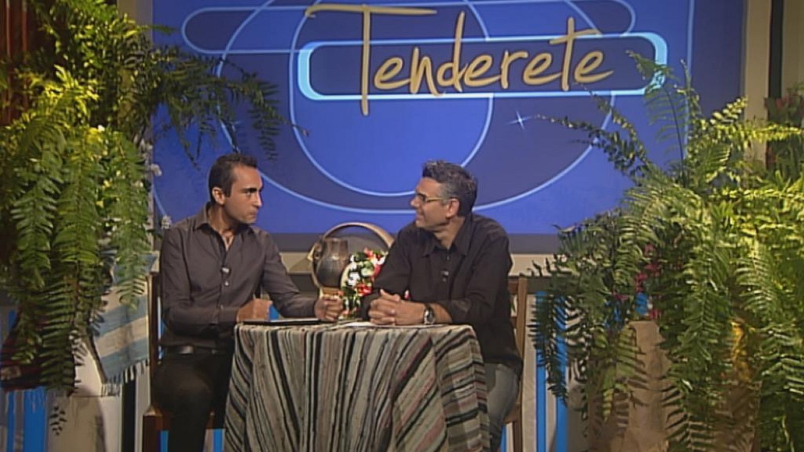 Tenderete - 01/12/13 "Tenderete" vuelve a citarse con su historia, presentado por Raúl Arencibia y con los comentarios de Feluco Tejera. - Tenderete | Ver