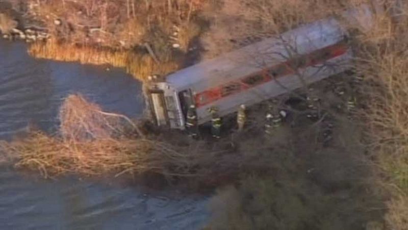 Un tren de cercanías descarrila en Nueva York, en el Bronx, junto al río Hudson