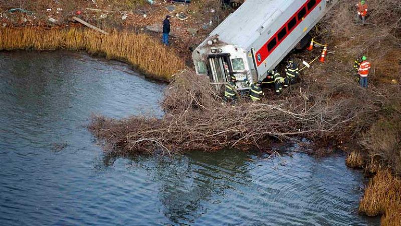 Cuatro muertos y decenas de heridos en el descarrilamiento de un tren en Nueva York