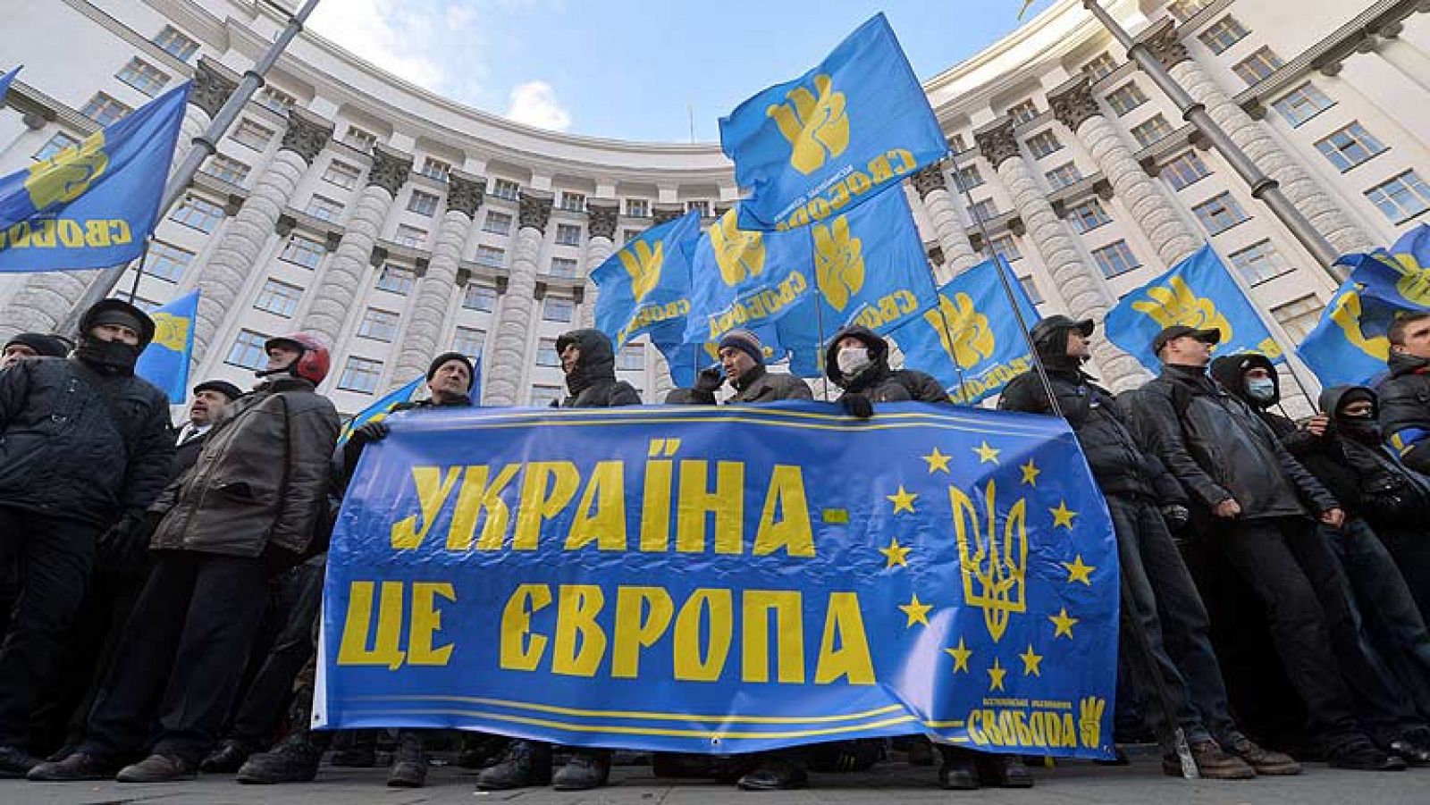 La oposición ucraniana bloquea la sede del Gobierno en Kiev