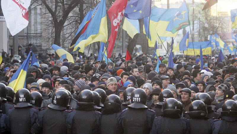   Crónica del corresponsal en Moscú sobre el debate en Ucrania entre partidarios de la unión con Rusia o con la Unión Europea. 