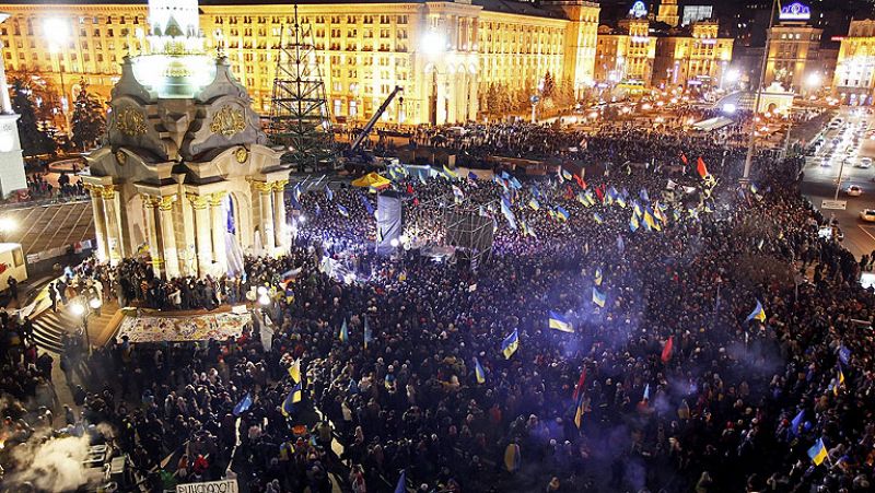 Miles de manifestantes proeuropeos siguen protestando contra el presidente Yanukovich, en Ucrania