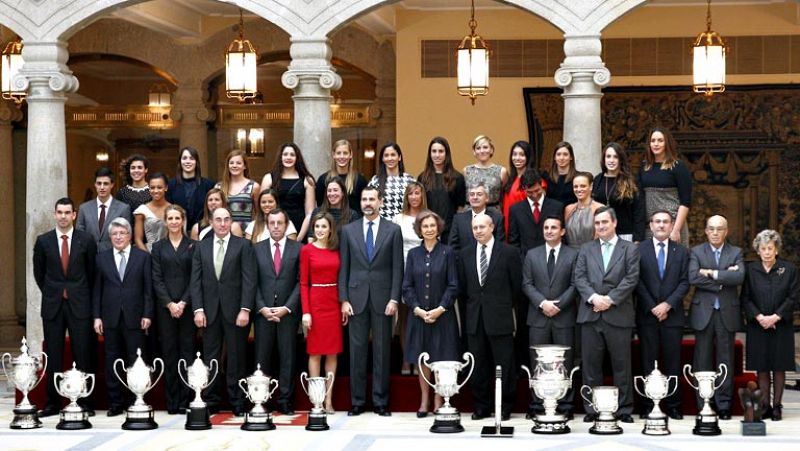 La Reina, los Príncipes de Asturias y la infanta Elena entregaron hoy los Premios Nacionales del Deporte 2012, que distinguen al taekwondista Joel González y la regatista Marina Alabau como los mejores del año y reconocen el impulso experimentado por