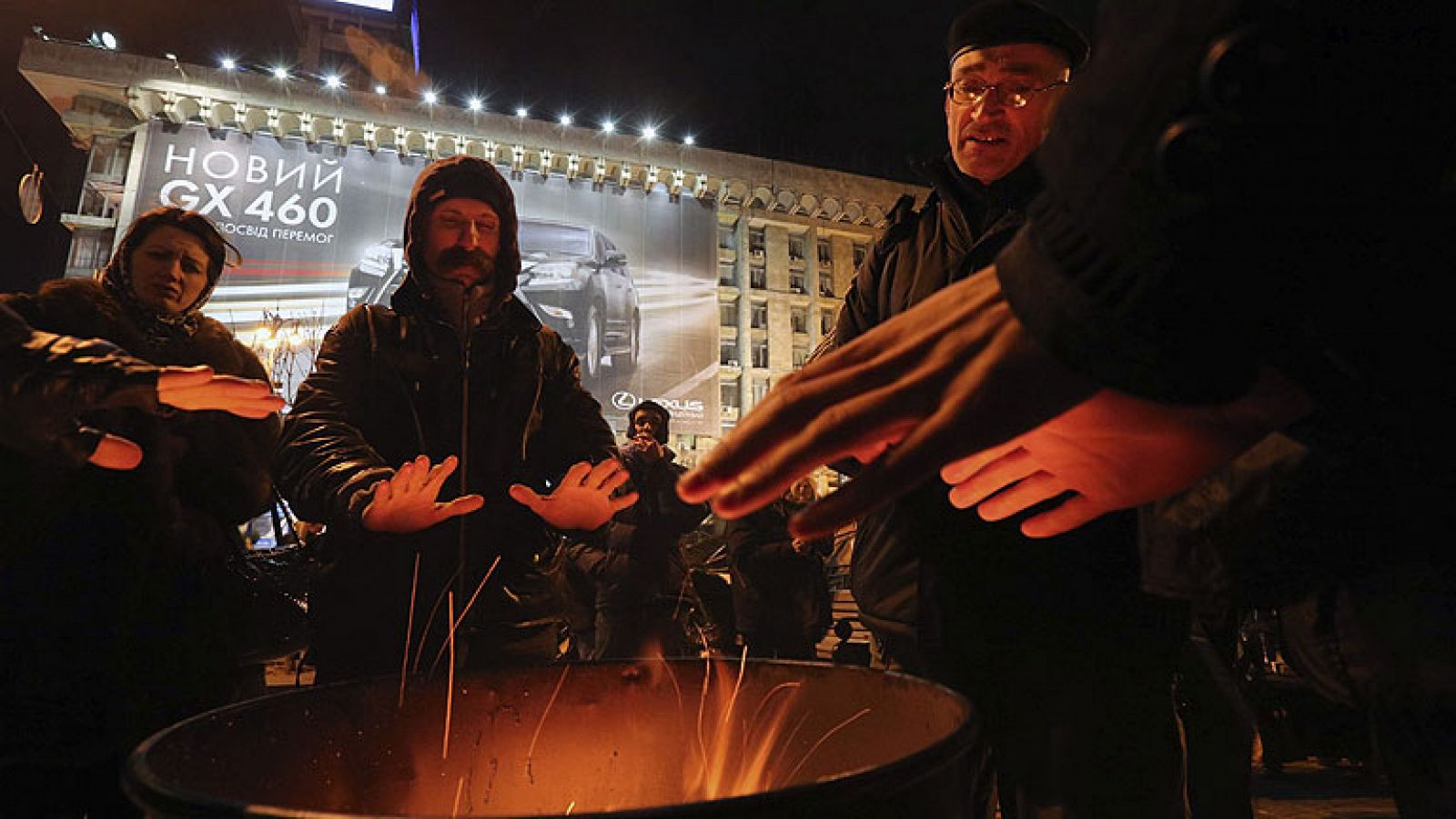  El primer ministro ucraniano, Nikolai Azárov, ha advertido de que las protestas de los últimos días en Kiev a favor de una asociación con la Unión Europea han pasado de ser "multitudinaria" a estar "descontroladas" y tienen "todos los signos de un golpe de Estado". En una reunión con embajadores de la UE, EEUU y Canadá Azárov ha asegurado que "el Gobierno tiene información de que se está preparando el asalto al edificio del Parlamento", según medios de prensa.