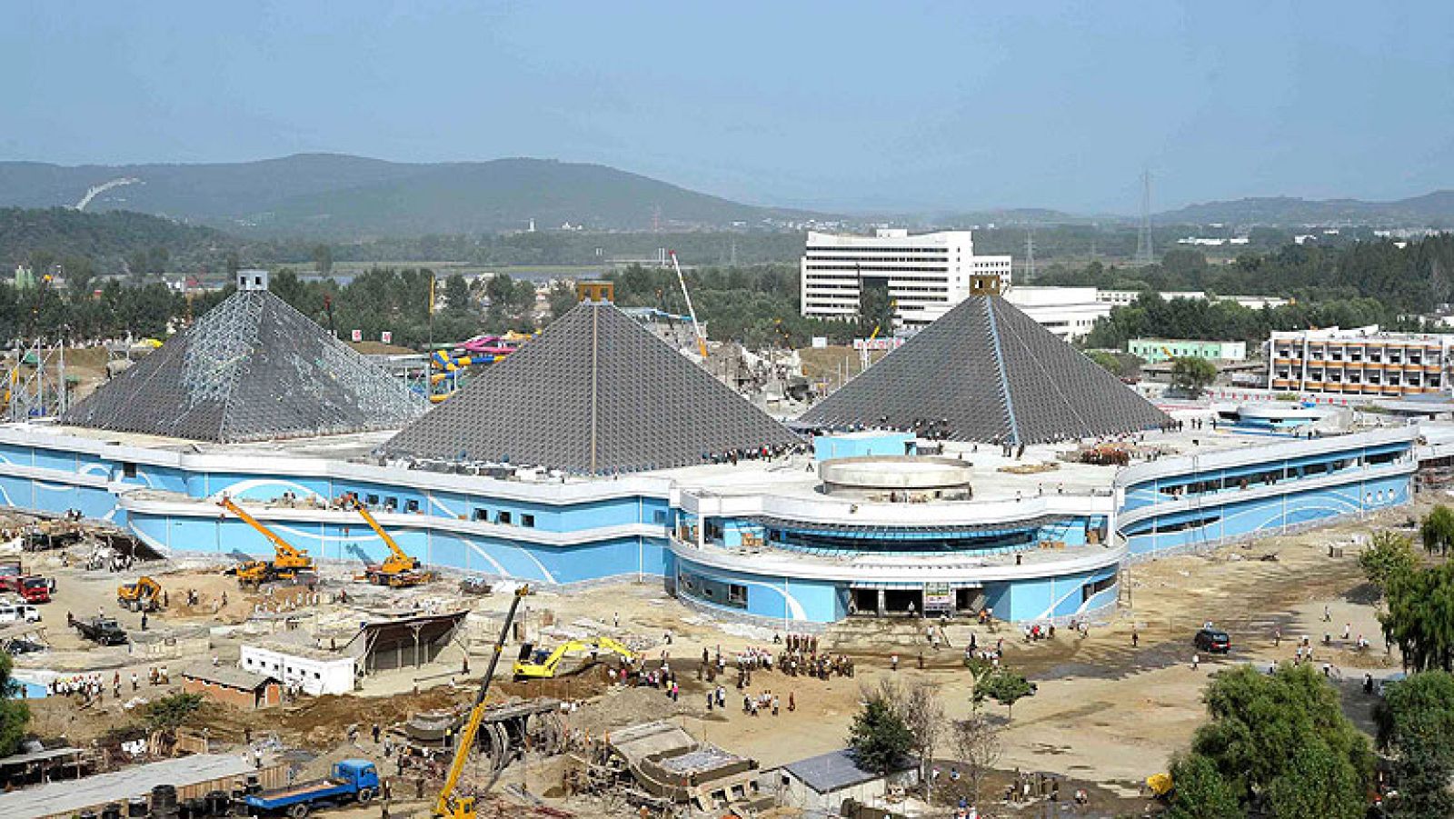  Aislado, pobre y bajo una férrea dictadura comunista. Con esas credenciales, Corea del Norte no parece el destino turístico más atractivo para el turista estadounidense. Sin embargo, cada vez son más los que se lanzan a la aventura de descubrir lo que es esconde el país más hermético del mundo.