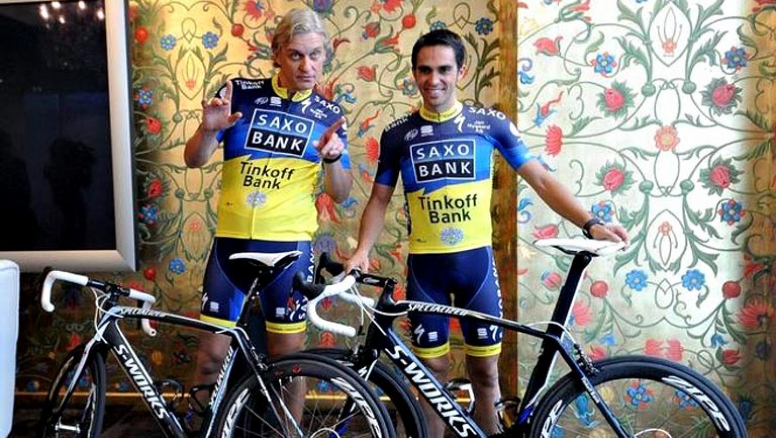 El magnate ruso Oleg Tinkov se ha convertido en el nuevo propietario del equipo de ciclismo en el que compite el español Alberto Contador, confirmó en Londres el hasta ahora dueño de Saxo-Tinkoff, el danés Bjarne Riis.