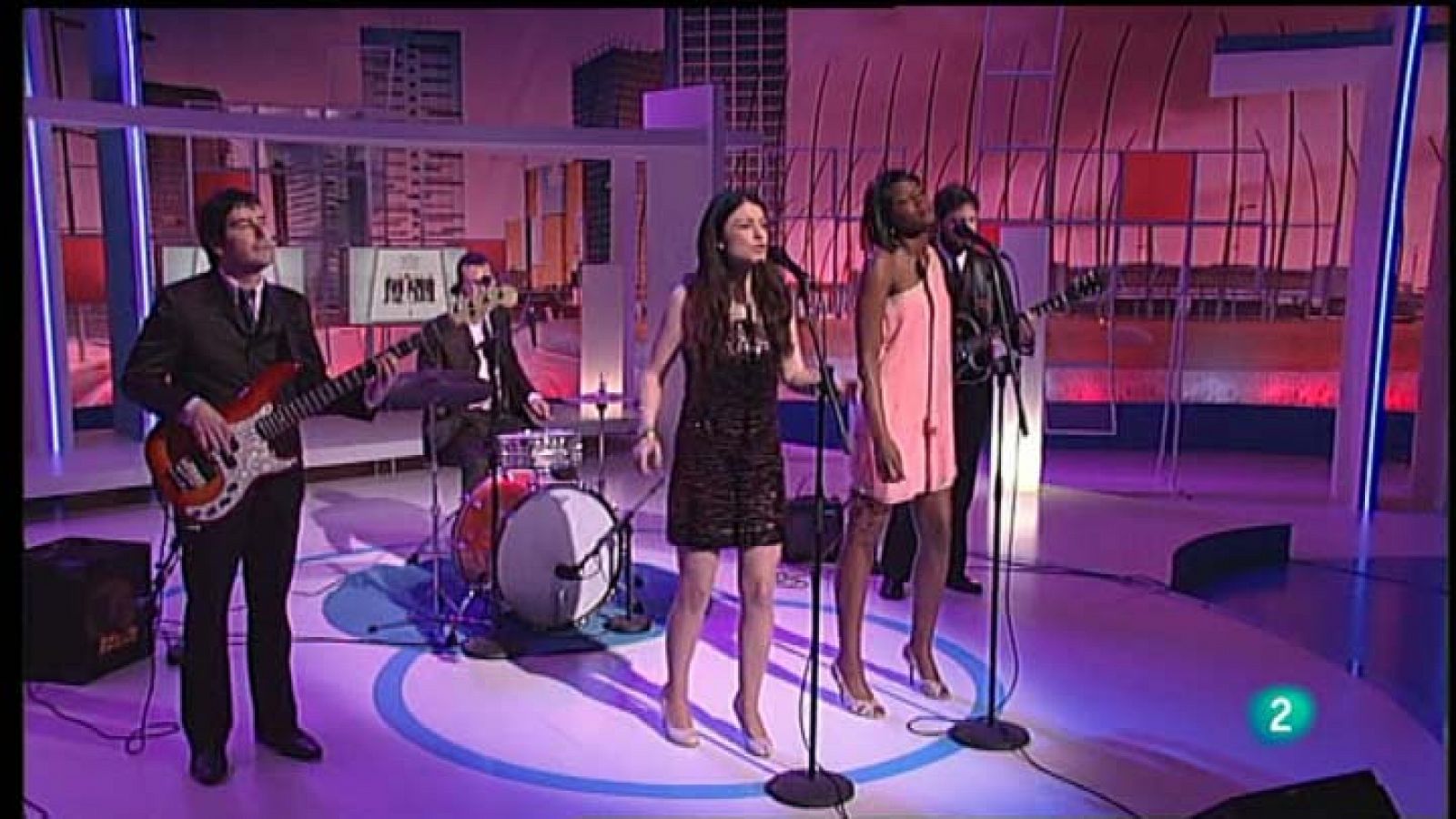 Para Todos La 2 - Actuación -  The Pepper Pots, "We must fight"