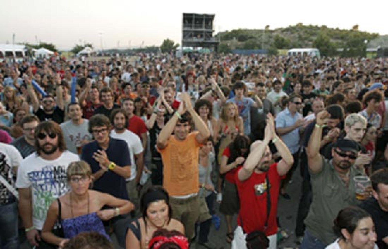 Más de 30.000 personas asistieron anoche a los primeros conciertos del festival Internacional de Benicassim. Una noche en la que el plato fuerte fueron los islandeses Sigur Rós. La propuesta para el fin de semana es música de forma ininterrumpida en esta playa castellonense gracias a este festival al que cada año asisten más extranjeros.