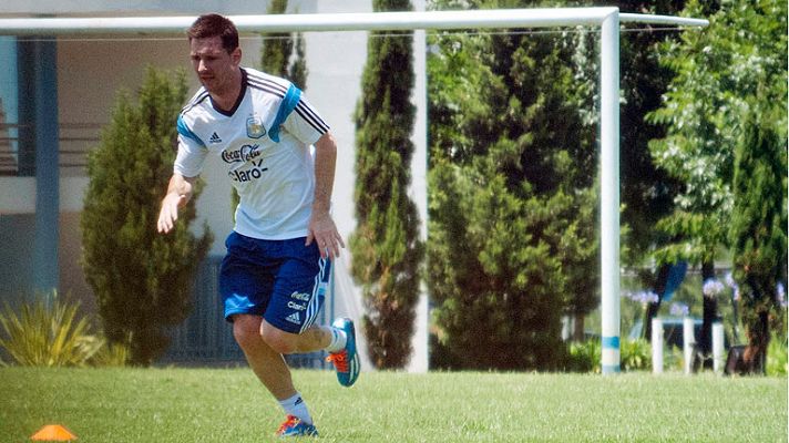 Messi ya toca balón en Argentina