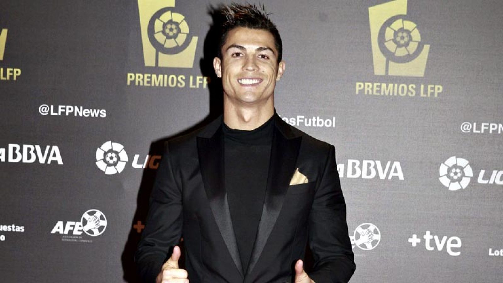 El delantero del Real Madrid Cristiano Ronaldo ha sido premiado como mejor jugador de la temporada 2012- 2013, durante la Gala de la Liga de Fútbol Profesional (LFP). El portugués recibió el 'Premio Especial LFP' como 'Jugador Mas Valioso'. El gran a