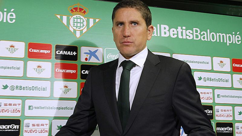 El Betis ya tiene nuevo entrenador, Juan Carlos Garrido, que en su presentación como verdiblanco ha querido ser claro y poner como "objetivo" la permanencia del equipo en Primera División.