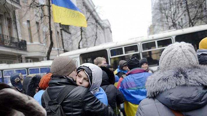 Las protestas en Ucrania llegan a un punto muerto con Yanukóvich fuera del país
