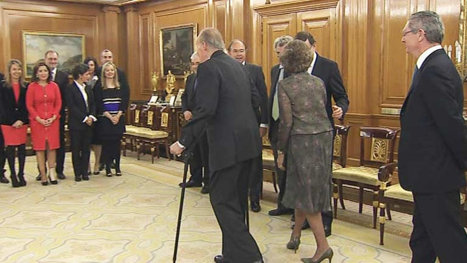 El rey reaparece con muletas ante el nuevo CGPJ