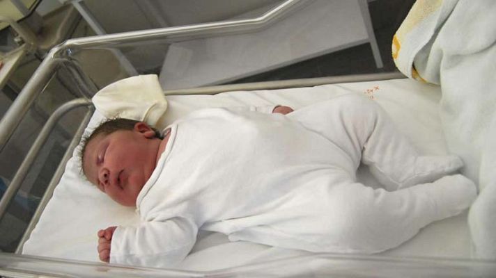 Telediario 1 - Cada año nacen menos españoles