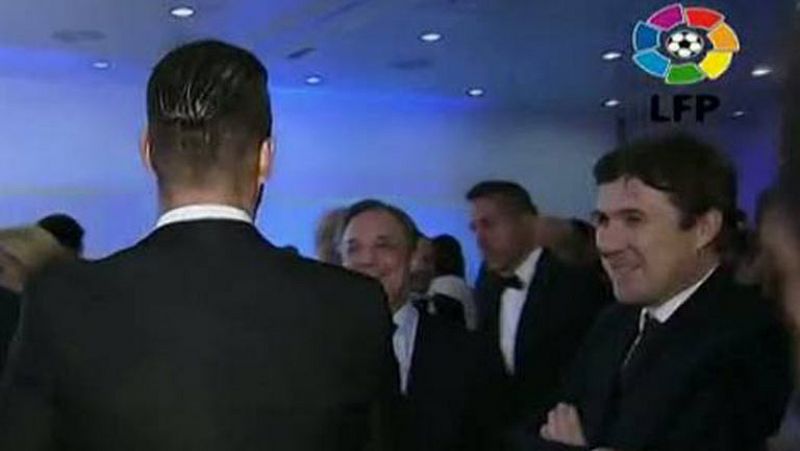 Con un saludo y una broma del ministro Wert de por medio en la gala de la LFP, Sergio Ramos y Florentino Pérez han desmentido la supuesta mala relación entre ambos.