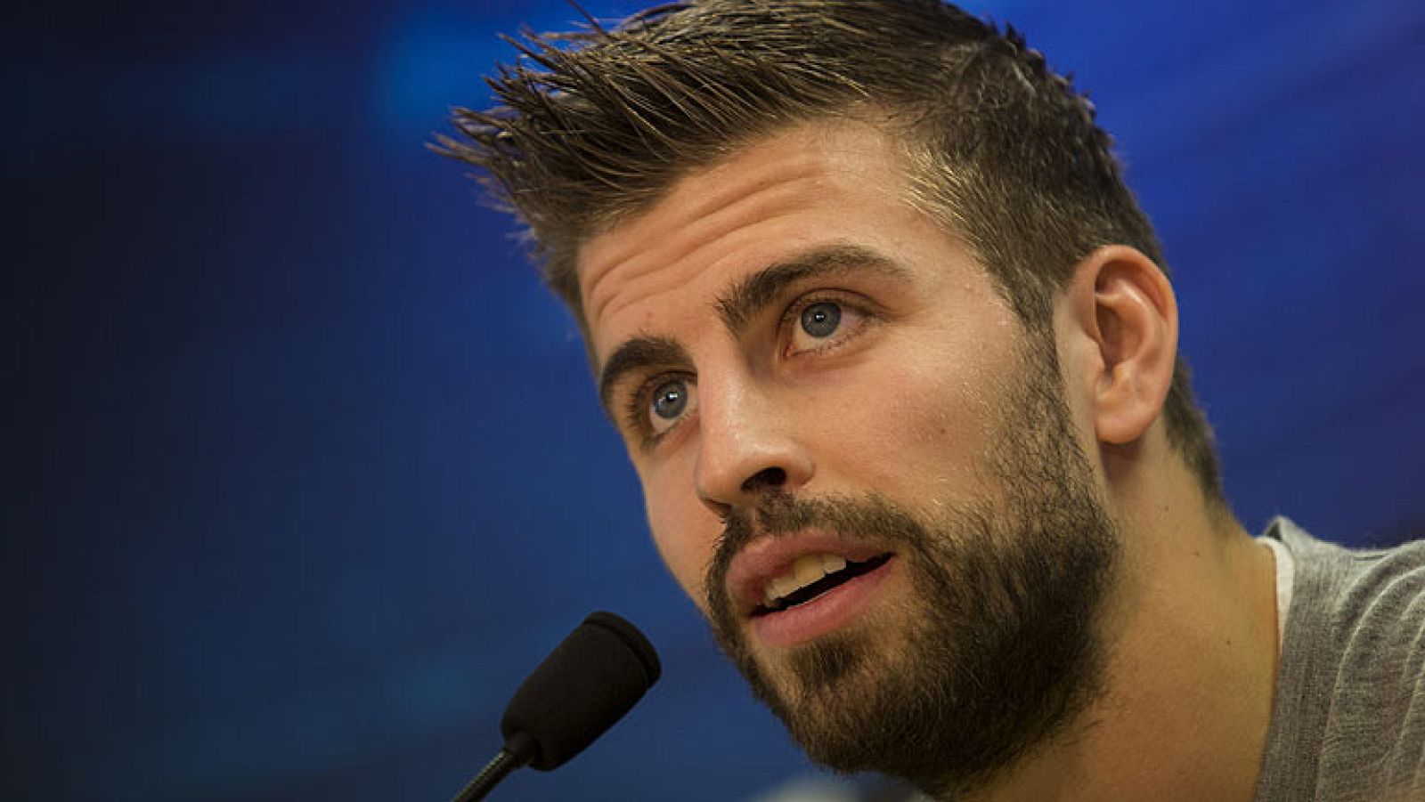 El defensa del Barcelona Gerard Piqué ve injustas las críticas que está recibiendo el equipo y ha pedido que dejen de compararse con el Barça de los seis títulos.