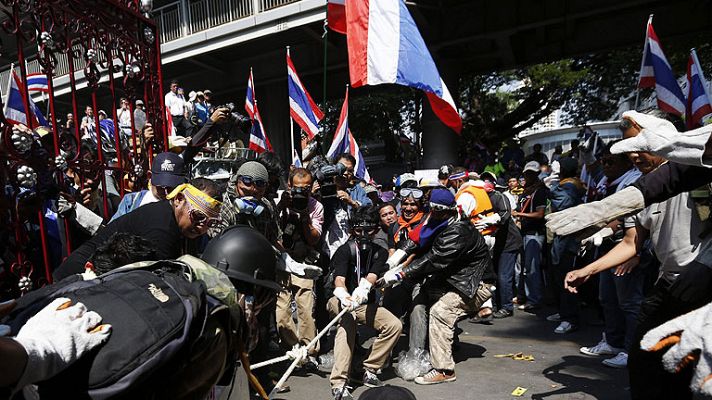 La tarde en 24h - Los manifestantes ocupan otra sede policial en Bangkok a pesar de la tregua