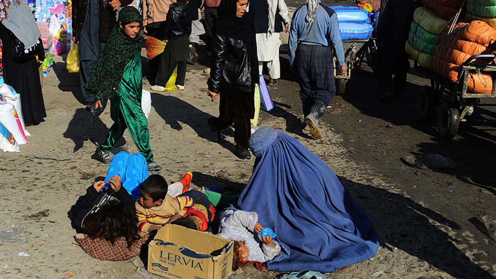  En Afganistán, ya se ha iniciado la cuenta atrás para la salida de las tropas internacionales. A la ONU también le preocupa lo que quedará atrás: un país con unos Derechos Humanos en retroceso. Además de la precaria situación de la mujer, inquieta el aumento de la esclavitud sexual y de la prostitución infantil. Hay niños a los que visten de niñas para que bailen ante los hombres. A menudo, son víctimas de abuso sexual, utilizados como símbolo de poder por los señores de la guerra. El gobierno afgano se plantea prohibir esta práctica pedofilia tolerada durante siglos en nombre de la tradición y la cultura.