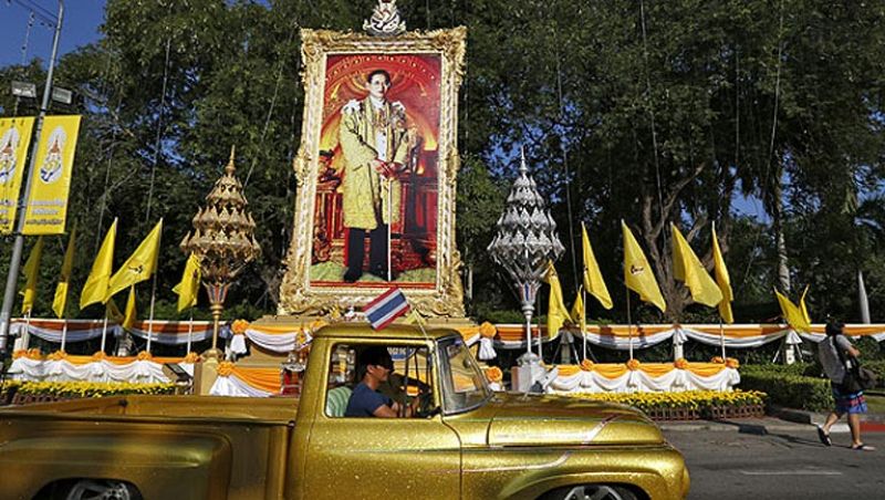 El rey de Tailandia llama a la unidad de sus súbditos tras las protestas por "el bien del país". 