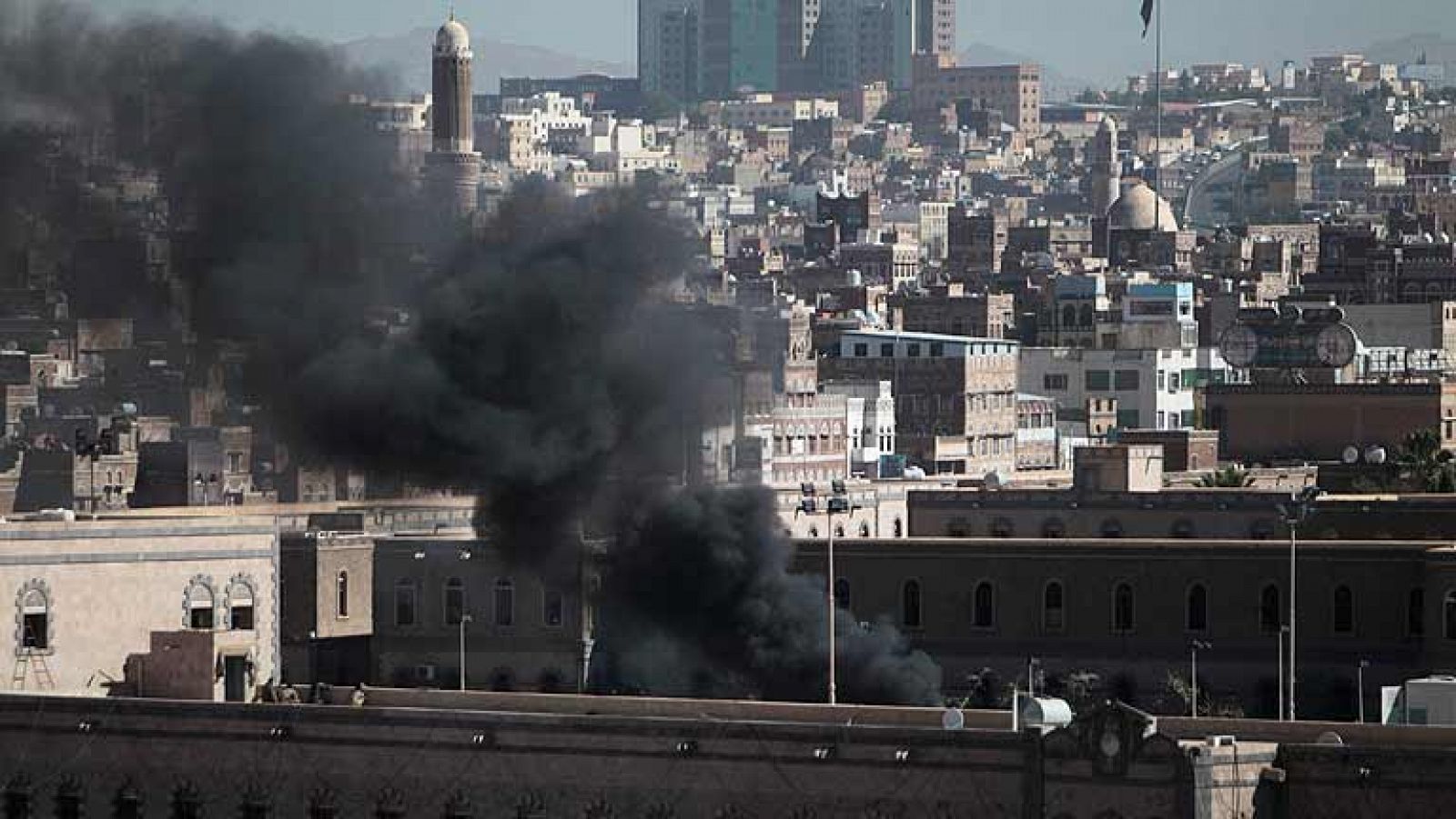  Un grave atentado en Yemen ha causado al menos  20 muertos y 30 heridos. Un coche bomba, conducido por un suicida,  ha explotado en una de las entradas de la sede del Ministerio de Defensa en Saná.  