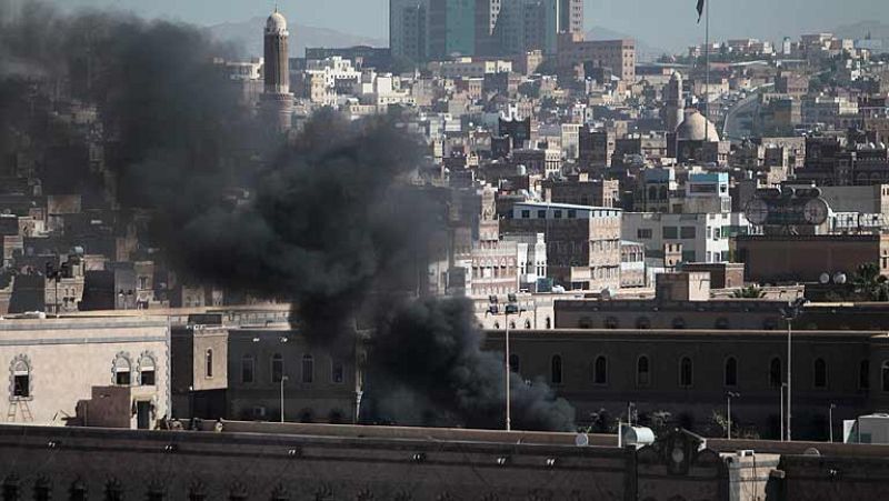  Un grave atentado en Yemen ha causado al menos  20 muertos y 30 heridos. Un coche bomba, conducido por un suicida,  ha explotado en una de las entradas de la sede del Ministerio de Defensa en Saná.  