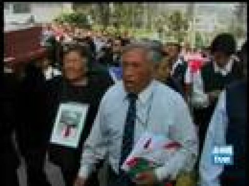  Los familiares de ocho estudiantes y un profesor acaban de recuperar sus restos tras 16 años sin saber nada de ellos; reclaman que se haga justicia y que Fujimori no salga impune por todos los actos que ha cometido. 