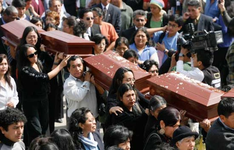  Los familiares de ocho estudiantes y un profesor acaban de recuperar sus restos tras 16 años sin saber nada de ellos; reclaman que se haga justicia y que Fujimori no salga impune por todos los actos que ha cometido. 