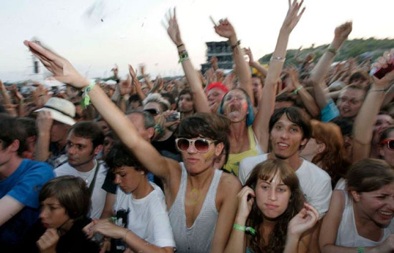 Los asistentes al Festival Internacional de Benicassim han llenado la ciudad: playas, hoteles, restaurantes,... están tomados por los 'fibers'. 