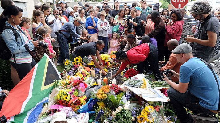 Los sudafricanos salen a la calle para homenajear a Mandela