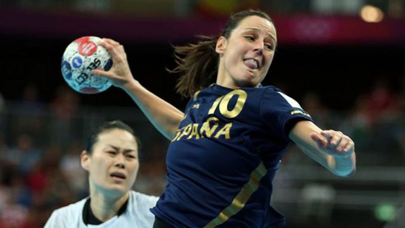 La selección española de balonmano debuta en el Mundial de Serbia contra la actual campeona del mundo y olímpica, Noruega. Duro hueso para las nuestras, que sueñan con volver a tocar metal.