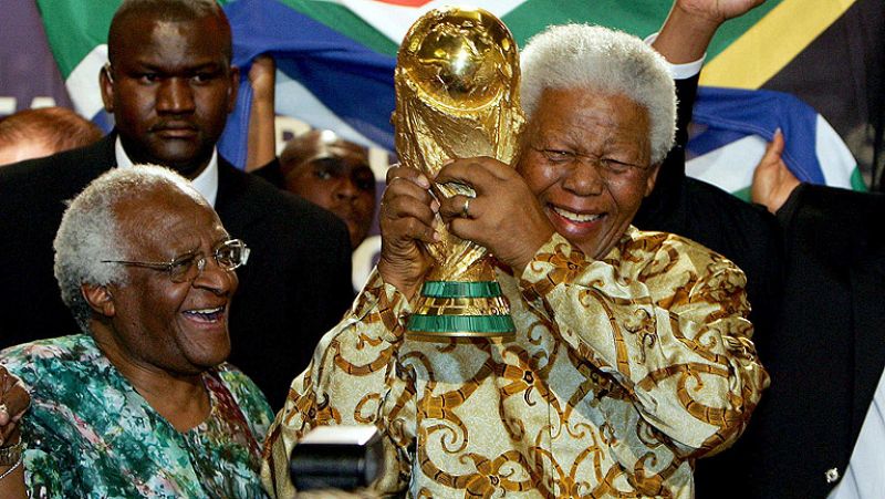 La muerte de Nelson Mandela está muy presente en el mundo del deporte. La FIFA ha querido homenajear la figura del líder sudafricano con un emotivo videoclip en agradecimiento al trabajo que hizo Mandela por la celebración del último Mundial de fútbo