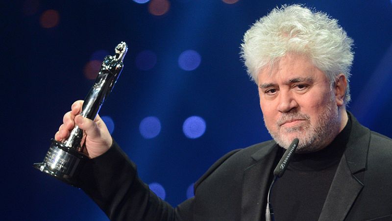 Almodóvar recibe el premio de honor del cine europeo