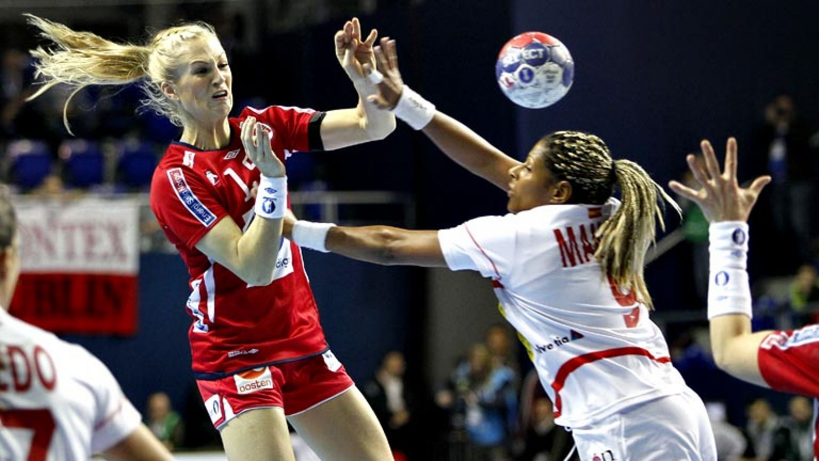 La selección española de balonmano femenino ha debutado con  derrota en el Mundial que se está celebrando en Serbia tras caer  (22-20) ante Noruega en el Kristalna Dvoranaen de Zrenjanin, un duelo  muy igualado en el que la defensora del título fue d