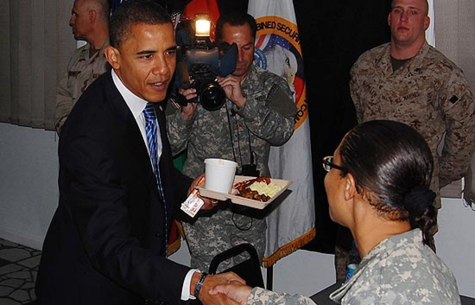 Obama desayuna con los soldados de EE.UU. en Afganistán | Ver
