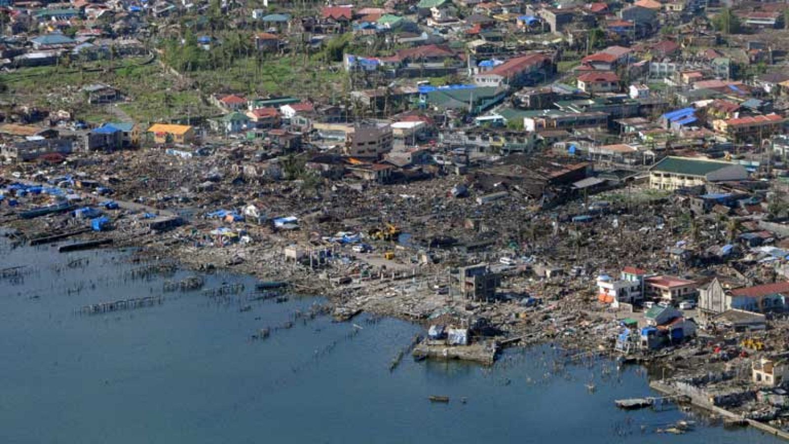 Un mes del paso de Haiyán por Filipinas