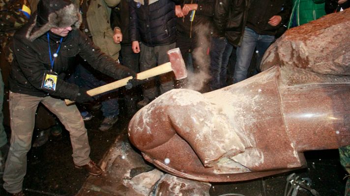 Decenas de miles de personas bloquean edificios oficiales y derriban la estatua de Lenin en Kiev