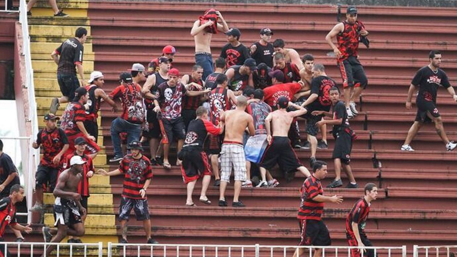 Telediario 1: Tres heridos por disturbios entre hinchas brasileños | RTVE Play