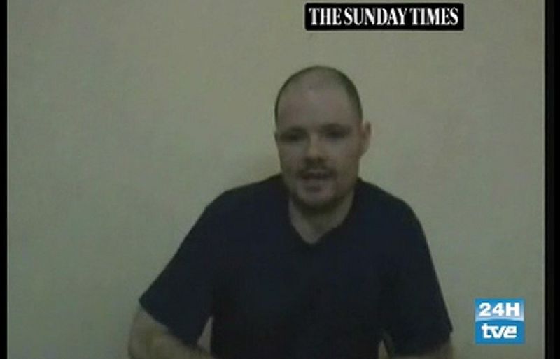 Uno de los cinco británicos secuestrados en Irak hace más de un año se ha suicidado, según la prensa británica. 